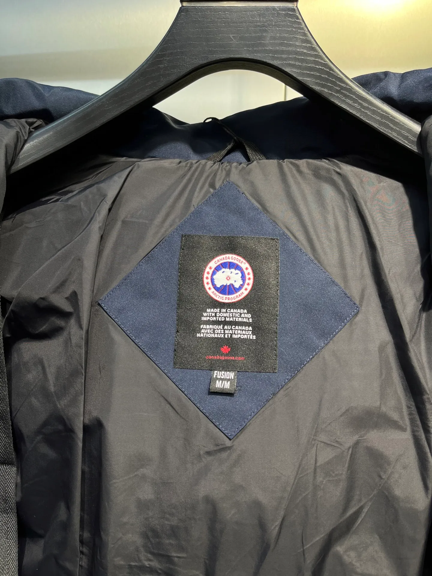 P860 Canada Goose Canada # Expedition04 Parker, a treasure of Canadian origin! Limited supply worldwide! Canada Goose Model 04 is a top-notch couple model, polar cold-proof outdoor series fur collar detachable hooded parka down jacket, the first Goose in 2024. I hope my partners like the top quality, and I hope everyone can evaluate it together! The most popular cool items of the Big Goose family in 2024 are online. The same popular product of Yi Yang Qianxi is said to be a joint limited edition Big Goose that cannot be bought in autumn and winter. If you dislike the sameness of the Big Goose in the past, then this model will definitely give you a different experience! This year's most powerful couple's collection for autumn and winter is online, a top-notch luxurious ready-to-wear style, paired with an outdoor warm down jacket with great style and charm! The most standard and classic items of the Daye family in the past two years are equipped with unique reflective stripes for embellishment, which further shows the high-end fashion performance effect. With the embellishment of hardware buckles, it has excellent performance effect. The upper body is clean, simple and elegant, even for urban leisure. It is suitable for various occasions. Designed with large pockets, this model has a large capacity and is equipped with reflective stripes, making it safer at night. It is suitable for various adventure activities. It is made of windproof and waterproof technical materials. The interior is filled with full white duck down, which is absolutely cold-proof and warm. It also has a stand-up collar design and fine fluff at the collar, with meticulous attention to detail! The charm of this model is also more spiritual, and the upper body has more temperament and specifications. It perfectly shows the ultra-high standard of fashionable performance of this model, integrating outdoor and life, and you can even create high-street wear! The most pinnacle limited-edition goose that we have presented so far, both in terms of design and detailed materials, it is completely outstanding. The grand and evergreen version design is matched with cool reflective elements. The overall appearance can be said to be quite high, and it has that kind of powerful outdoor performance! It combines high-end casual attributes with high-street style. It is high-grade, domineering, warm, and beautiful. The visibility of the upper body is quite strong, and the configuration of the owl element is highly brand-recognizable. It fully complements the overall brand performance and visual effects, and also has the high-end sense of fashion and fashionable performance. It is a must-buy product because it is the most awesome down brand on the planet and one of Canada's three national treasure brands. It is also a sentimental down luxury brand. In the field of polar cold-proof clothing, Goose has made an irreplaceable contribution... Size: xs s m l xl